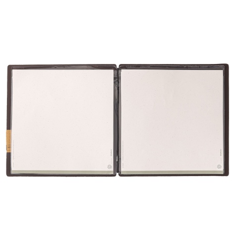 Porta Menu QUADRATO (23x23,1 cm) etichetta PATCH "personalizzata" (minimo 18 pezzi) 2 buste (4 facciate) elastico nero SUGHERO N