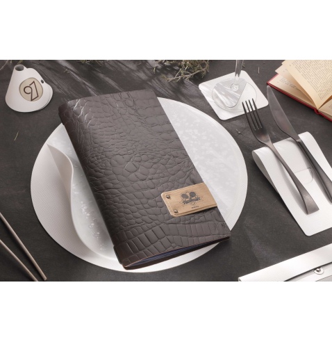 Porta Menu A4 SLIM (17,4x31,8 cm) etichetta PATCH "menu" 2 buste (4 facciate) elastico nero FASHION MARRONE COCCODRILLO
