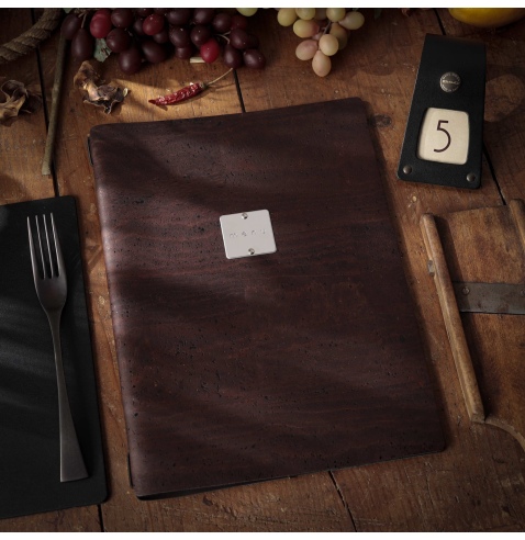 Porta Menu A4 (23,2x31,8 cm) etichetta METAL "personalizzata" (minimo 18 pezzi) 2 buste (4 facciate) elastico nero SUGHERO MARRO