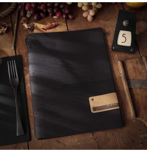Porta Menu A4 (23,2x31,8 cm) etichetta PATCH "menu" solo elastico nero SUGHERO NERO sp. 2.5