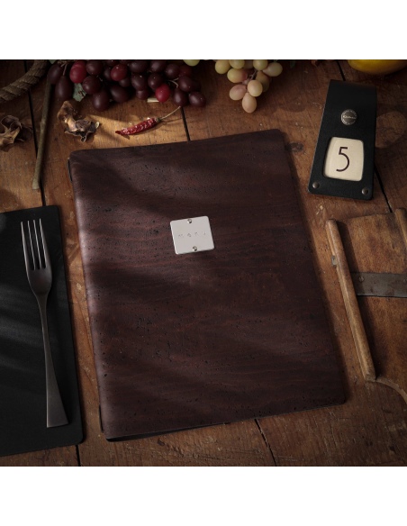 Porta Menu A4 (23,2x31,8 cm) etichetta METAL "personalizzata" (minimo 18 pezzi) solo elastico nero SUGHERO MARRONE sp. 2.5