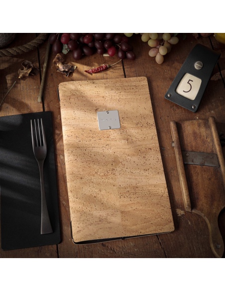 Porta Menu A4 SLIM (17,4x31,8 cm) etichetta METAL "personalizzata" (minimo 18 pezzi) 2 buste (4 facciate) elastico nero SUGHERO 