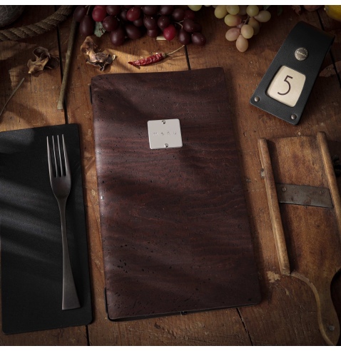 Porta Menu A4 SLIM (17,4x31,8 cm) etichetta METAL "personalizzata" (minimo 18 pezzi) 2 buste (4 facciate) elastico nero SUGHERO 