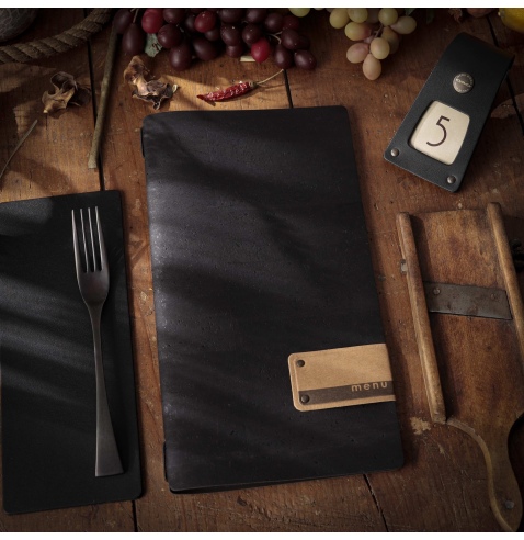 Porta Menu A4 SLIM (17,4x31,8 cm) etichetta PATCH "personalizzata" (minimo 18 pezzi) solo elastico nero SUGHERO NERO sp. 2.5