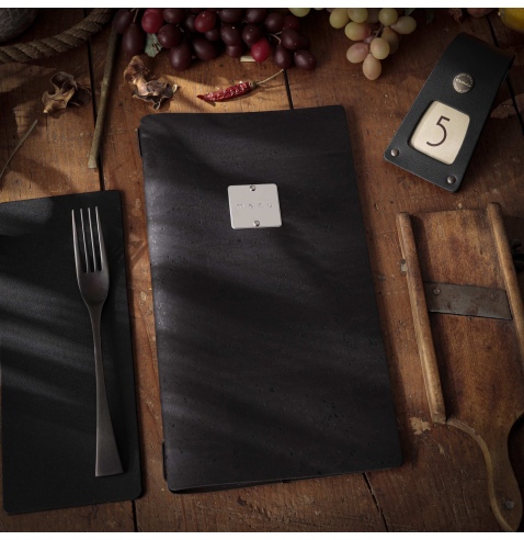 Porta Menu A4 SLIM (17,4x31,8 cm) etichetta METAL "personalizzata" (minimo 18 pezzi) solo elastico nero SUGHERO NERO sp. 2.5