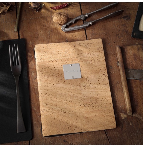 Porta Menu A5 (16,5x23,1 cm) etichetta METAL "personalizzata" (minimo 18 pezzi) 2 buste (4 facciate) elastico nero SUGHERO NATUR