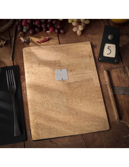 Porta Menu A4 (23,2x31,8 cm) etichetta METAL "personalizzata" (minimo 18 pezzi) 2 buste (4 facciate) elastico nero SUGHERO NATUR
