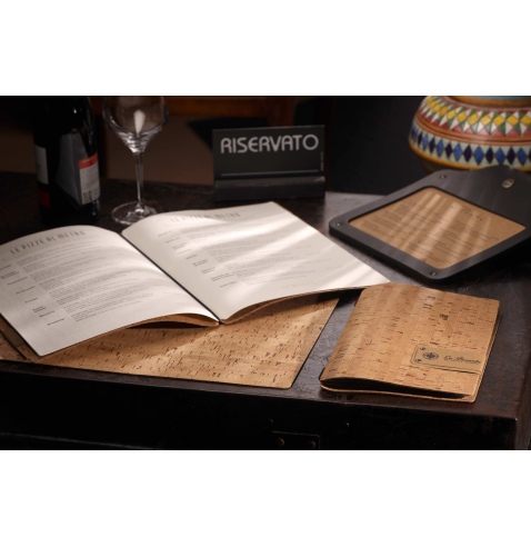 Porta Menu A4 (23,2x31,8 cm) etichetta METAL "personalizzata" (minimo 18 pezzi) 2 buste (4 facciate) elastico nero SUGHERO NATUR