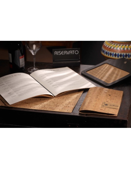 Porta Menu A4 (23,2x31,8 cm) etichetta METAL "personalizzata" (minimo 18 pezzi) 2 buste (4 facciate) elastico nero SUGHERO NATUR