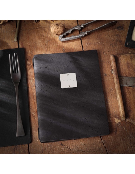 Porta Menu A5 (16,5x23,1 cm) etichetta METAL "personalizzata" (minimo 18 pezzi) 2 buste (4 facciate) elastico nero SUGHERO NERO 
