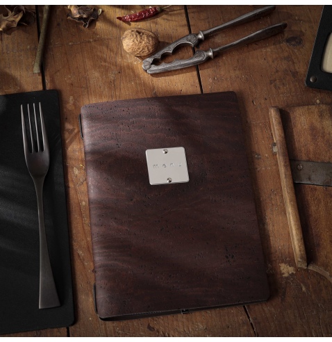 Porta Menu A5 (16,5x23,1 cm) etichetta METAL "personalizzata" (minimo 18 pezzi) 2 buste (4 facciate) elastico nero SUGHERO MARRO