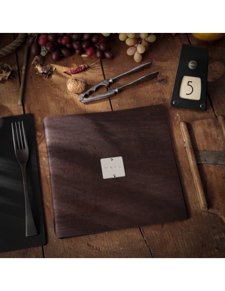 Porta Menu QUADRATO (23x23,1 cm) etichetta METAL "personalizzata" (minimo 18 pezzi) 2 buste (4 facciate) elastico nero SUGHERO M