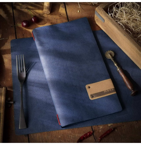 Porta Menu A4 SLIM (17,4x31,8 cm) etichetta PATCH "menu" solo elastico rosso JUTA BLU