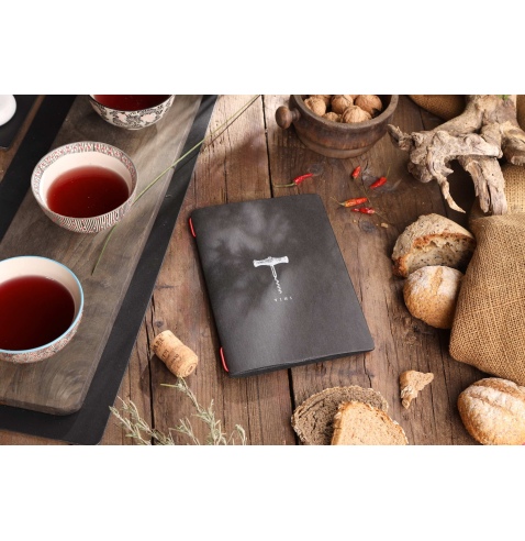 Porta Menu CUSTOM A5 (16,5x23,1 cm) "BACCO BLACK vini" 2 buste (4 facciate) elastico rosso ECO NERO sp. 0.6