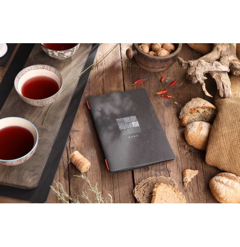 Porta Menu CUSTOM A5 (16,5x23,1 cm) "SIGN BLACK menu" 2 buste (4 facciate) elastico rosso ECO NERO sp. 0.6