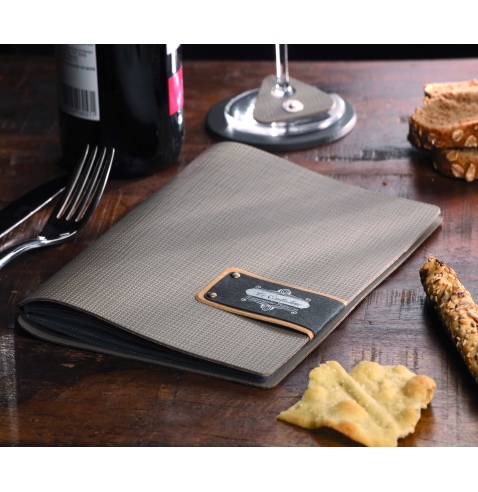 Porta Menu A5 (16,5x23,1 cm) etichetta PATCH "personalizzata" (minimo 18 pezzi) 2 buste (4 facciate) elastico nero CHEF TORTORA