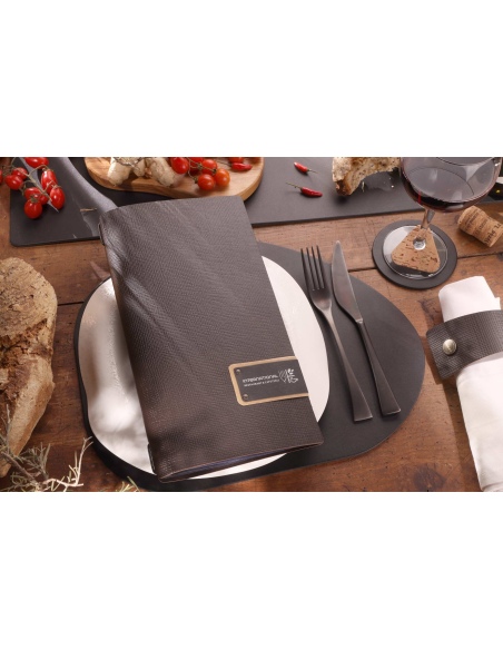 Porta Menu A4 SLIM (17,4x31,8 cm) etichetta PATCH "personalizzata" (minimo 18 pezzi) 2 buste (4 facciate) elastico nero CHEF MAR