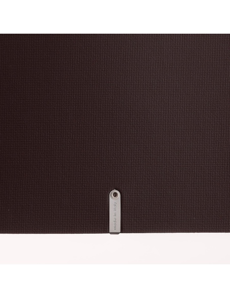 Porta Menu A5 (16,5x23,1 cm) etichetta METAL "personalizzata" (minimo 18 pezzi) 2 buste (4 facciate) elastico rosso JUTA MARRONE