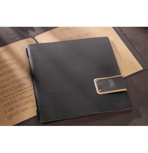 Porta Menu QUADRATO (23x23,1 cm) etichetta PATCH "personalizzata" (minimo 18 pezzi) 2 buste (4 facciate) elastico nero CHEF NERO