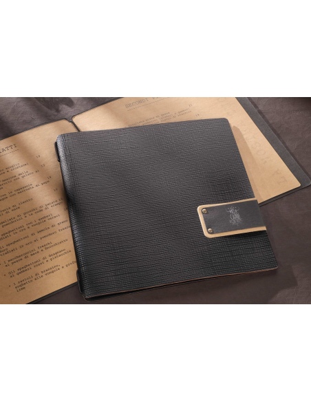 Porta Menu QUADRATO (23x23,1 cm) etichetta PATCH "personalizzata" (minimo 18 pezzi) 2 buste (4 facciate) elastico nero CHEF NERO