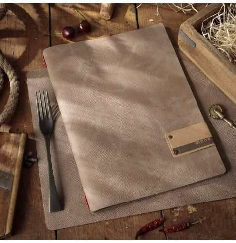 Porta Menu A4 (23,2x31,8 cm) etichetta PATCH "personalizzata" (minimo 18 pezzi) solo elastico rosso JUTA CAMMELLO