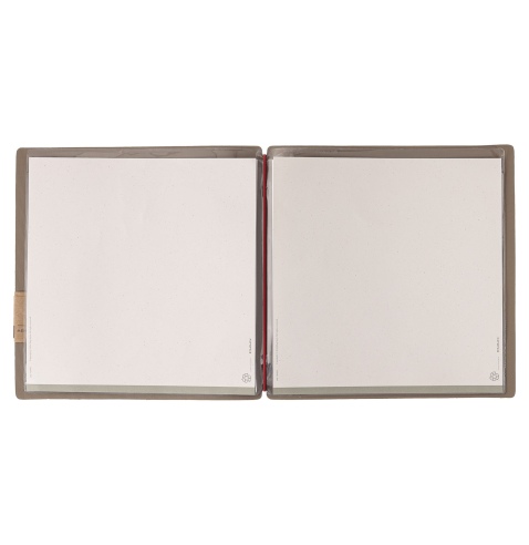 Porta Menu QUADRATO (23x23,1 cm) etichetta PATCH "menu" 2 buste (4 facciate) elastico rosso JUTA CAMMELLO
