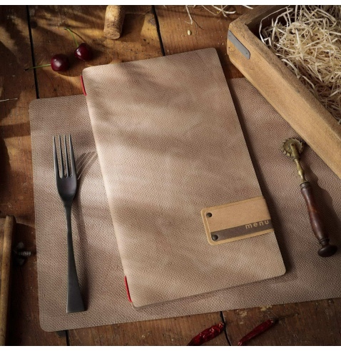 Porta Menu A4 SLIM (17,4x31,8 cm) etichetta PATCH "menu" solo elastico rosso JUTA CAMMELLO