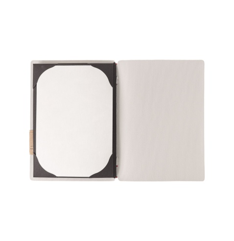 Porta Menu A5 (16,5x23,1 cm) etichetta PATCH "personalizzata" (minimo 18 pezzi) cornicetta (4 facciate) elastico rosso JUTA AVOR