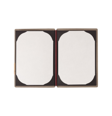 Porta Menu A5 (16,5x23,1 cm) etichetta PATCH "menu" cornicetta (4 facciate) elastico rosso JUTA CAMMELLO