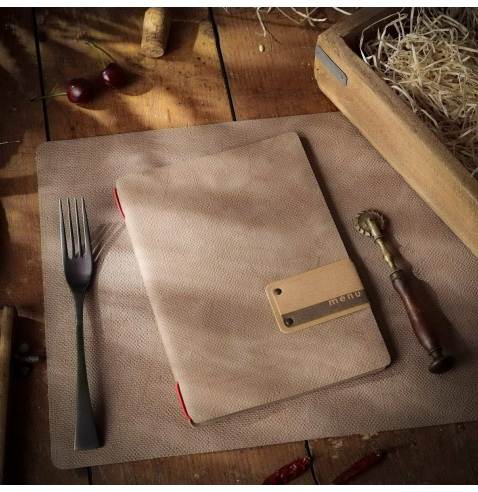 Porta Menu A5 (16,5x23,1 cm) etichetta PATCH "menu" cornicetta (4 facciate) elastico rosso JUTA CAMMELLO