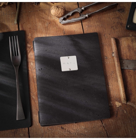 Porta Menu A5 (16,5x23,1 cm) etichetta METAL "menu" cornicetta (4 facciate) elastico nero SUGHERO NERO sp. 2.5