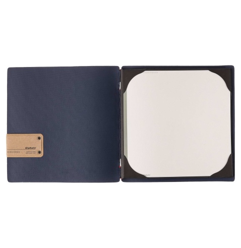 Porta Menu QUADRATO (23x23,1 cm) etichetta PATCH "menu" cornicetta (4 facciate) elastico rosso JUTA BLU