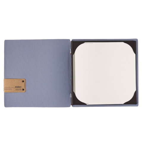 Porta Menu QUADRATO (23x23,1 cm) etichetta PATCH "menu" cornicetta (4 facciate) elastico rosso JUTA AVIO