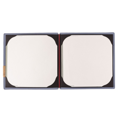Porta Menu QUADRATO (23x23,1 cm) etichetta PATCH "menu" cornicetta (4 facciate) elastico rosso JUTA AVIO