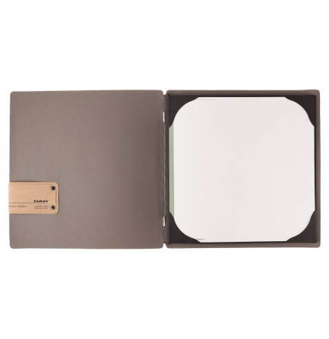 Porta Menu QUADRATO (23x23,1 cm) etichetta PATCH "menu" cornicetta (4 facciate) elastico rosso JUTA GRIGIO