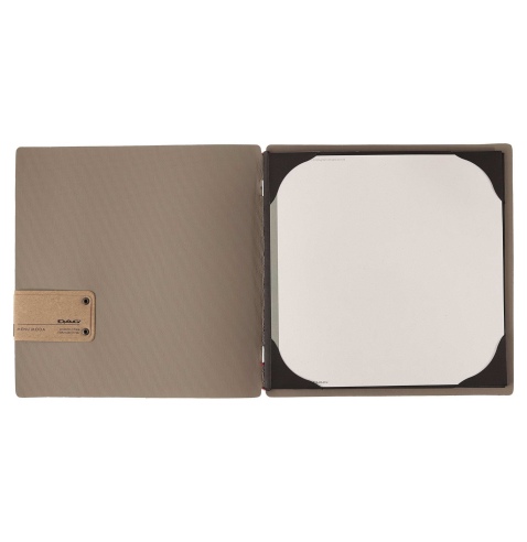 Porta Menu QUADRATO (23x23,1 cm) etichetta PATCH "menu" cornicetta (4 facciate) elastico rosso JUTA CAMMELLO