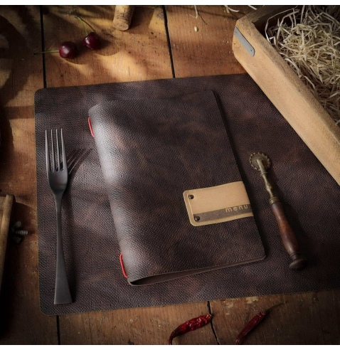 Porta Menu A5 (16,5x23,1 cm) etichetta PATCH "menu" cornicetta (4 facciate) elastico rosso JUTA MARRONE