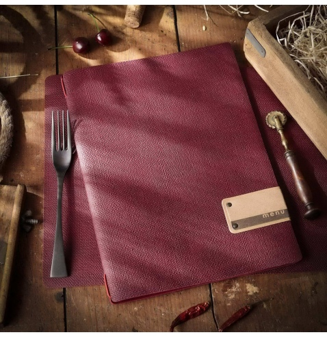 Porta Menu A4 (23,2x31,8 cm) etichetta PATCH "personalizzata" (minimo 18 pezzi) cornicetta (4 facciate) elastico rosso JUTA BORD