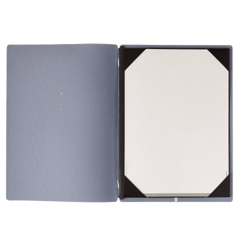 Porta Menu A4 (23,2x31,8 cm) etichetta METAL "personalizzata" (minimo 18 pezzi) cornicetta (4 facciate) elastico rosso JUTA AVIO